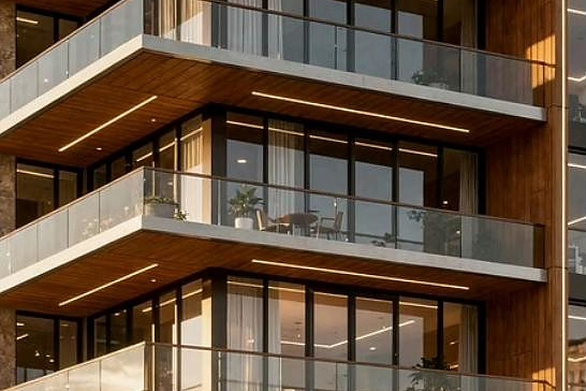 Obra em construção com fachada em vidro e madeira